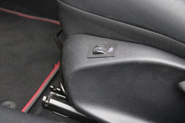 Peugeot 2008 1.2 130PK AUTOMAAT GT-LINE | AFNEEMBARE TREKHAAK | PANORAMA DAK | STOEL VERWARMING | LICHTMETALEN VELGEN 17" | ALL SEASON BANDEN | CLIMATE CONTROL | CRUISE CONTROL | NAVIGATIE | APPLE CARPLAY/ANDROID AUTO | ACHTERUITRIJ CAMERA | EERSTE EIGENAAR! |