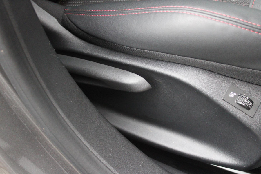 Peugeot 2008 1.2 130PK AUTOMAAT GT-LINE | AFNEEMBARE TREKHAAK | PANORAMA DAK | STOEL VERWARMING | LICHTMETALEN VELGEN 17" | ALL SEASON BANDEN | CLIMATE CONTROL | CRUISE CONTROL | NAVIGATIE | APPLE CARPLAY/ANDROID AUTO | ACHTERUITRIJ CAMERA | EERSTE EIGENAAR! |