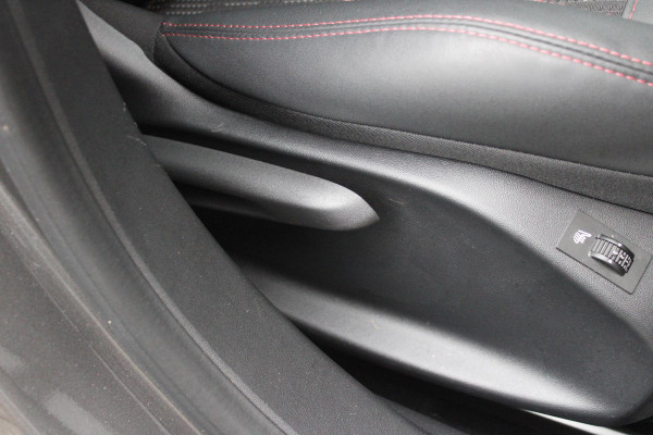 Peugeot 2008 1.2 130PK AUTOMAAT GT-LINE | AFNEEMBARE TREKHAAK | PANORAMA DAK | STOEL VERWARMING | LICHTMETALEN VELGEN 17" | ALL SEASON BANDEN | CLIMATE CONTROL | CRUISE CONTROL | NAVIGATIE | APPLE CARPLAY/ANDROID AUTO | ACHTERUITRIJ CAMERA | EERSTE EIGENAAR! |