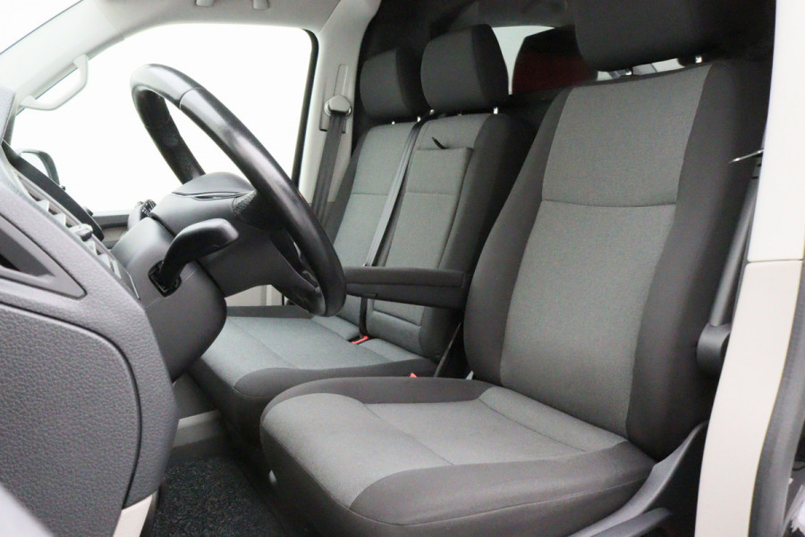 Volkswagen Transporter 2.0 TDI 150 PK L2H1 Highline 3-Zits, Verwarmde Voorruit, Apple Carplay, Cruise, PDC, DAB, Trekhaak, 18''