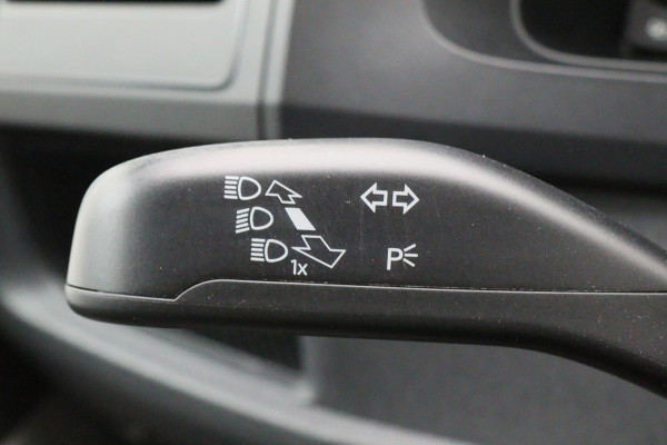 Volkswagen Transporter 2.0 TDI 150 PK L2H1 Highline 3-Zits, Verwarmde Voorruit, Apple Carplay, Cruise, PDC, DAB, Trekhaak, 18''