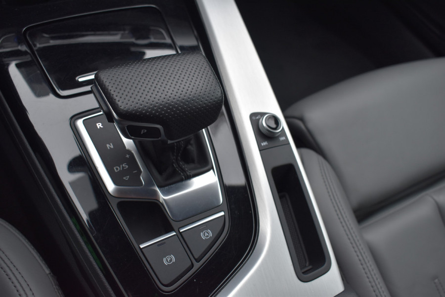 Audi A4 Limousine 35 TFSI S-line 2.0 Mild Hybrid S-line black edition Automaat Leder interieur