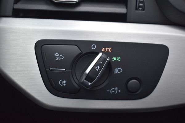 Audi A4 Limousine 35 TFSI S-line 2.0 Mild Hybrid S-line black edition Automaat Leder interieur