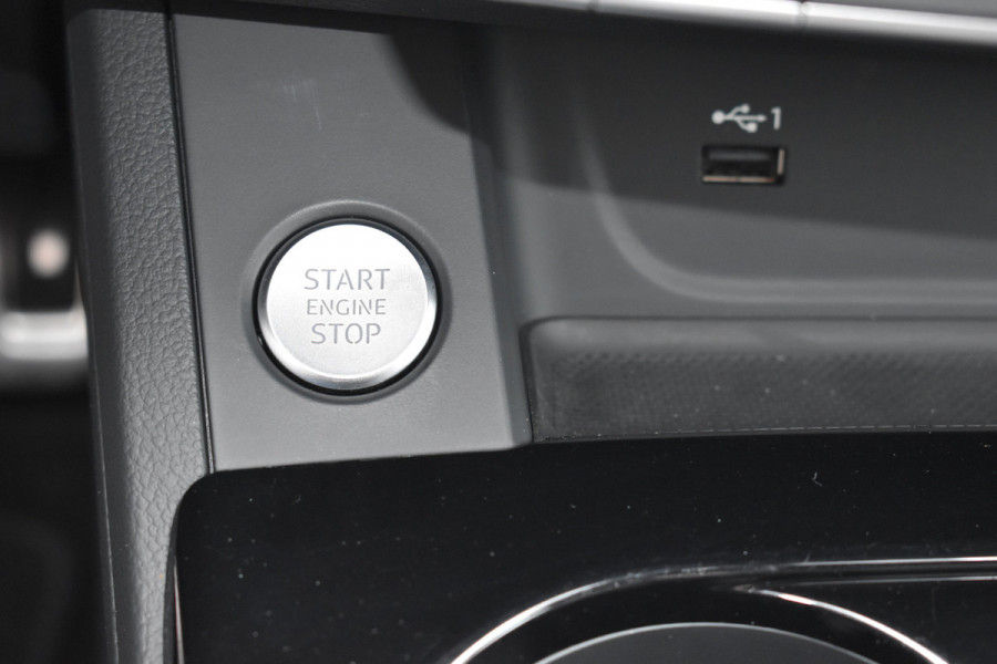 Audi A4 Limousine 35 TFSI S-line 2.0 Mild Hybrid S-line black edition Automaat Leder interieur