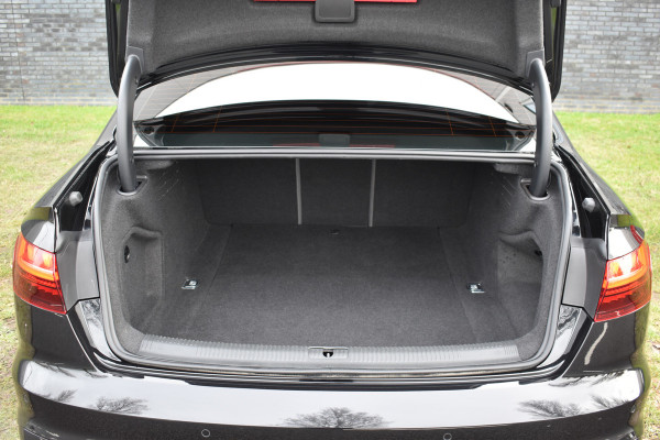 Audi A4 Limousine 35 TFSI S-line 2.0 Mild Hybrid S-line black edition Automaat Leder interieur