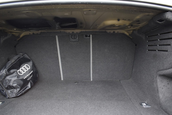 Audi A4 Limousine 35 TFSI S-line 2.0 Mild Hybrid S-line black edition Automaat Leder interieur