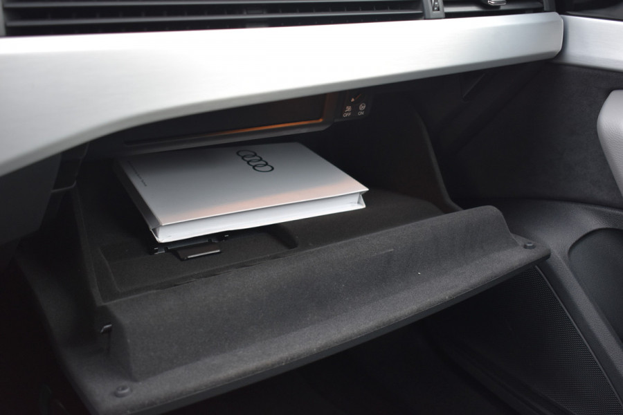 Audi A4 Limousine 35 TFSI S-line 2.0 Mild Hybrid S-line black edition Automaat Leder interieur