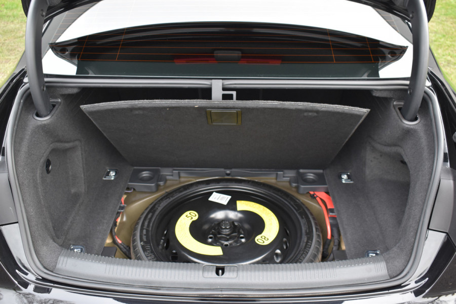 Audi A4 Limousine 35 TFSI S-line 2.0 Mild Hybrid S-line black edition Automaat Leder interieur