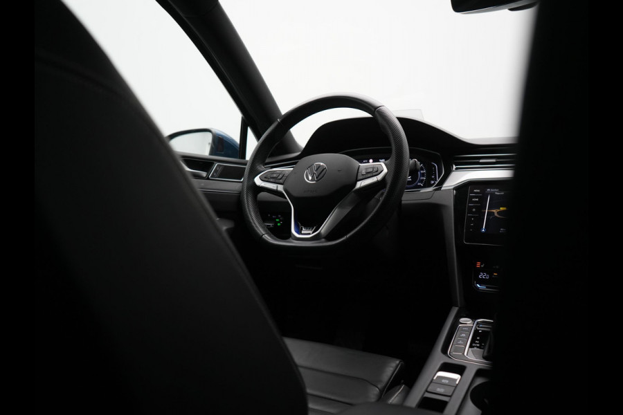 Volkswagen Passat Variant 1.4 TSI GTE Business Plug In Hybrid 218pk Dealer O.H. PHEV | Adaptive Cruise | Head Up | 360 Camera | Lederen Sportstoelen Massage & Memory | Sfeerverlichting | Stoelen & Stuur Verwarmd | Keyless | Blis | Virtual | Navigatie | DAB |