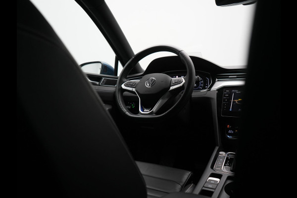 Volkswagen Passat Variant 1.4 TSI GTE Business Plug In Hybrid 218pk Dealer O.H. PHEV | Adaptive Cruise | Head Up | 360 Camera | Lederen Sportstoelen Massage & Memory | Sfeerverlichting | Stoelen & Stuur Verwarmd | Keyless | Blis | Virtual | Navigatie | DAB |