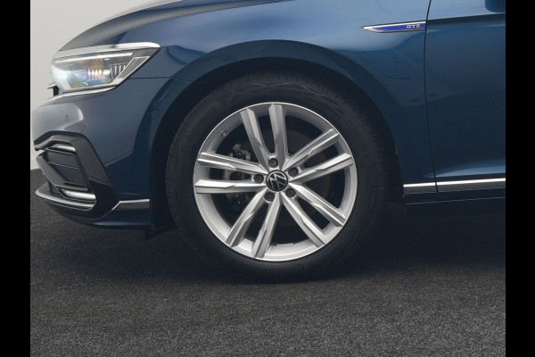 Volkswagen Passat Variant 1.4 TSI GTE Business Plug In Hybrid 218pk Dealer O.H. PHEV | Adaptive Cruise | Head Up | 360 Camera | Lederen Sportstoelen Massage & Memory | Sfeerverlichting | Stoelen & Stuur Verwarmd | Keyless | Blis | Virtual | Navigatie | DAB |