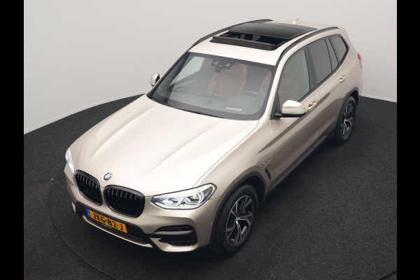 BMW X3 xDrive30e High Executive Plug In Hybrid 293pk PHEV | Panodak | Head Up | Camera | Lederen Sportstoelen & Stuur Verwarmd | Sfeerverlichting | Adaptive LED | Hifi Audio | Blis | Keyless | Navigatie | DAB |