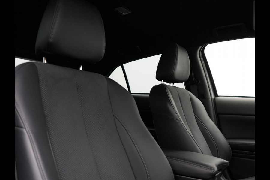 Mitsubishi Eclipse Cross 2.4 Black Edition Plug In Hybrid 188pk Dealer O.H. PHEV | Trekhaak Afn. | Adaptive Cruise | 360 Camera | Alcantara Sportstoelen & Stuur Verwarmd | Keyless | Navi Via TomTom | Blis | Apple Carplay | DAB |