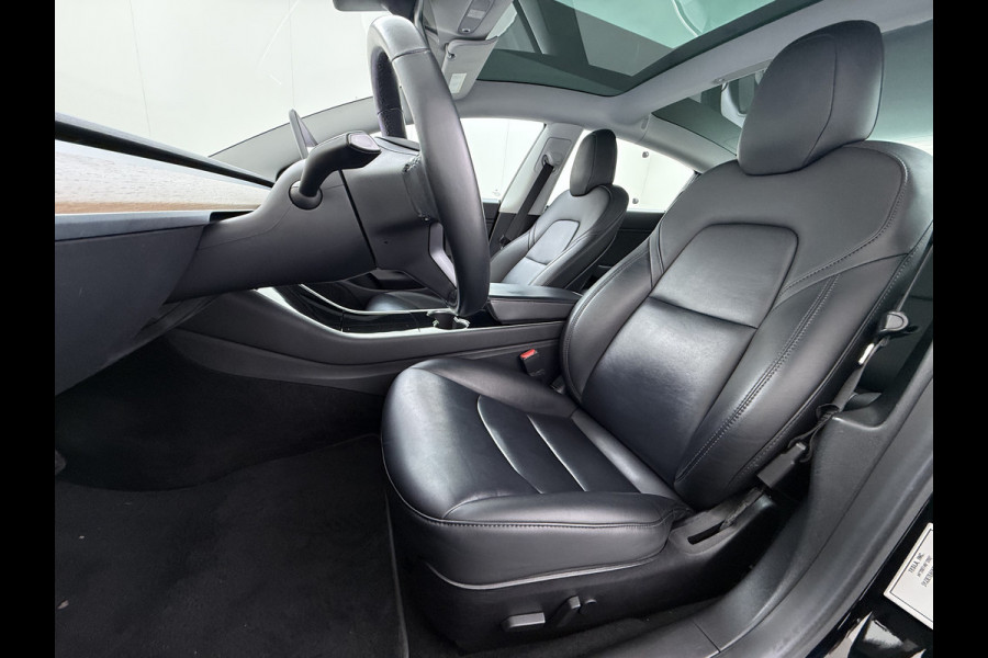 Tesla Model 3 SR+ 60kWh 326PK AutoPilot Leer PanoramaDak Adaptive Cruise Lmv 18" Camera's Elektr.-Stuur+Stoelen+Spiegels+Geheugen+Easy-Entry+V Ecc Navi Led DAB Voorverwarmen interieur via App Keyless One-Pedal-Drive Origineel Nederlandse Auto 1584kg licht! slechts 67 euro belasting p/m