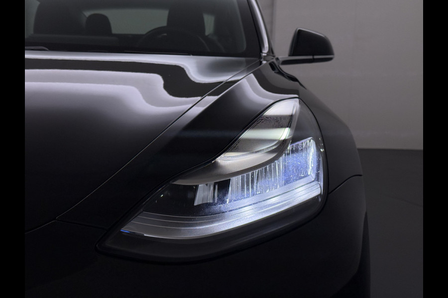 Tesla Model 3 SR+ 60kWh 326PK AutoPilot Leer PanoramaDak Adaptive Cruise Lmv 18" Camera's Elektr.-Stuur+Stoelen+Spiegels+Geheugen+Easy-Entry+V Ecc Navi Led DAB Voorverwarmen interieur via App Keyless One-Pedal-Drive Origineel Nederlandse Auto 1584kg licht! slechts 67 euro belasting p/m