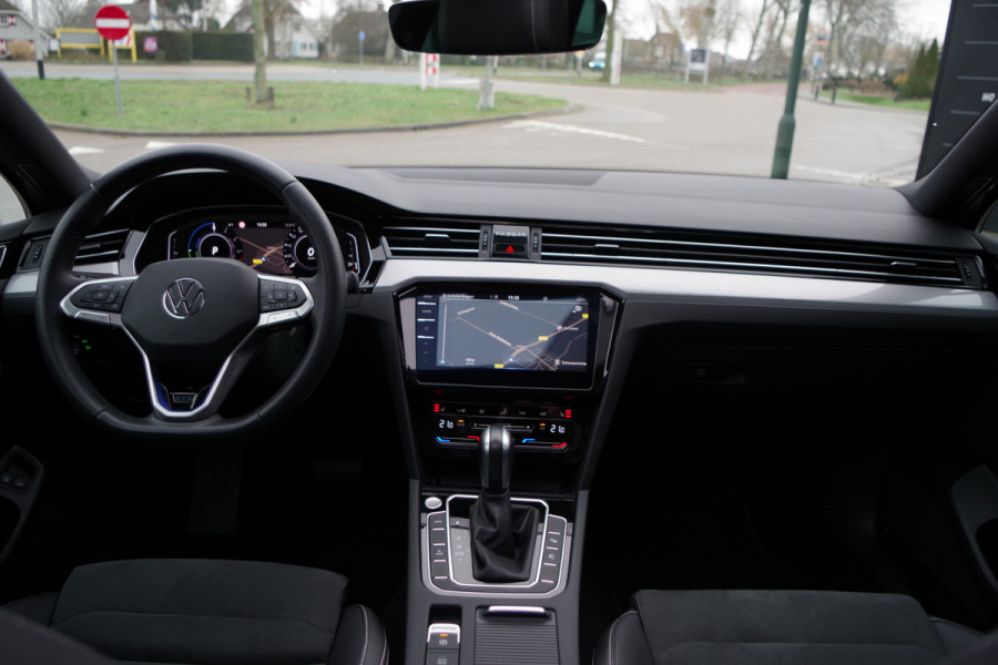 Volkswagen Passat Variant 1.4 TSI 214 PK GTE BNS PHEV, Trekhaak, Panoramadak, LEder-Alcantara, Matrix-LED, Winterpakket, 360 Camera