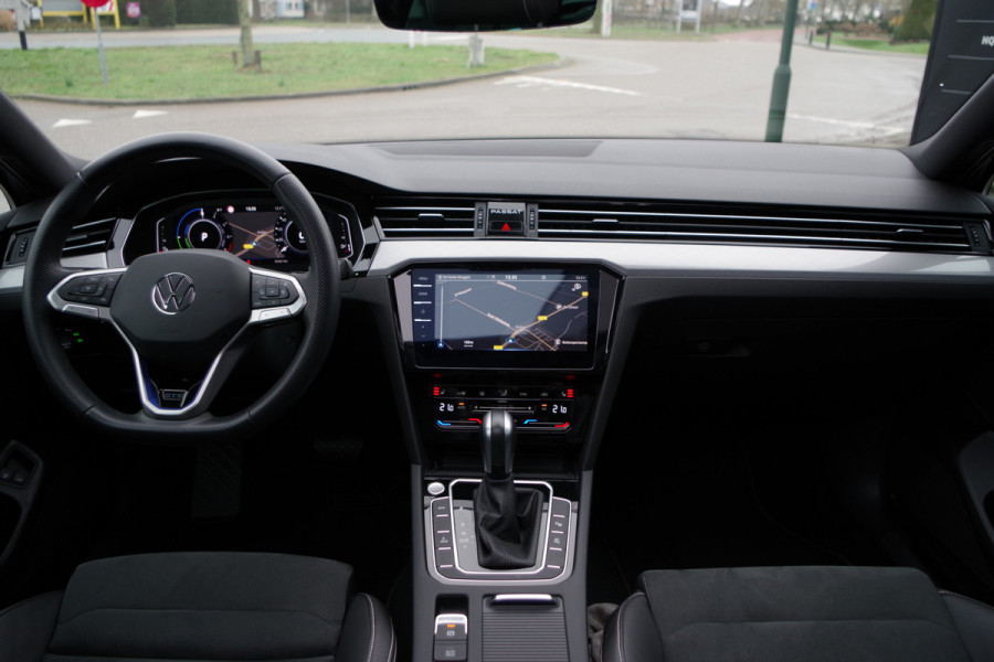 Volkswagen Passat Variant 1.4 TSI 214 PK GTE BNS PHEV, Trekhaak, Panoramadak, LEder-Alcantara, Matrix-LED, Winterpakket, 360 Camera