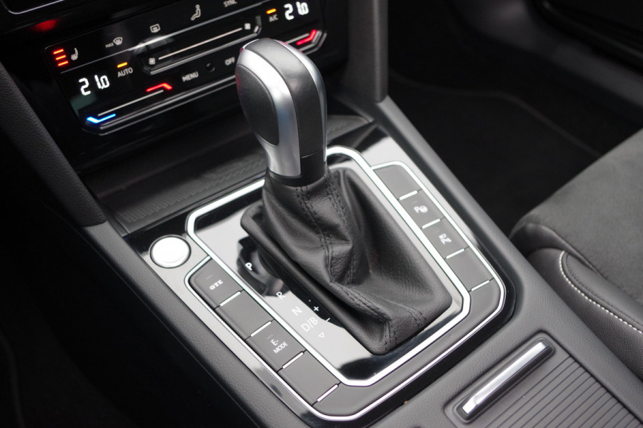 Volkswagen Passat Variant 1.4 TSI 214 PK GTE BNS PHEV, Trekhaak, Panoramadak, LEder-Alcantara, Matrix-LED, Winterpakket, 360 Camera