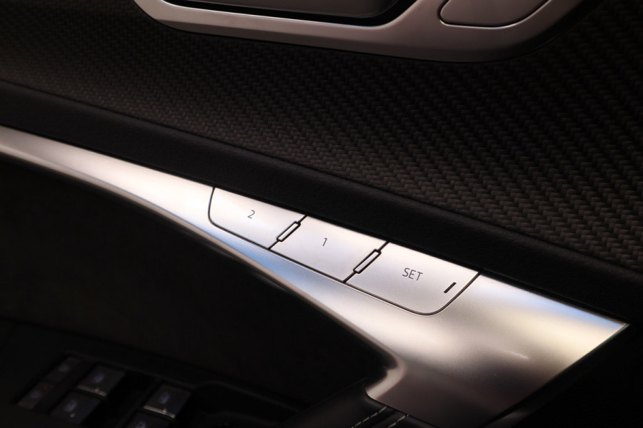 Audi A6 Avant RS 6 TFSI Quattro Keramisch Leder Panoramadak 4WS Nardo B&O!