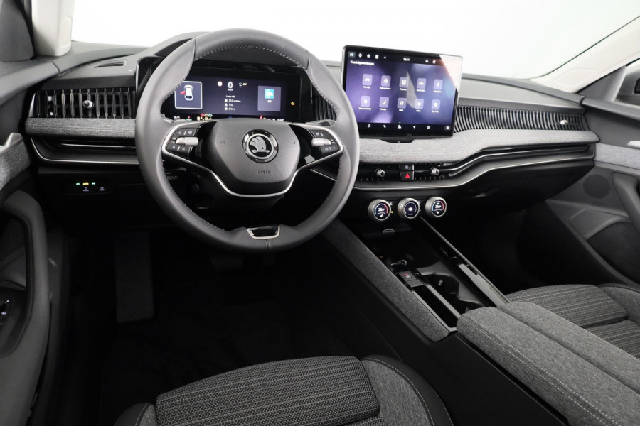 Škoda Superb Combi First Edition 1.5 MHEV 150 pk TSI e | Navigatie | Parkeercamera | Verwarmbare voorstoelen en achterbank | 18 inch Lichtmetalen velgen | Verlengde garantie