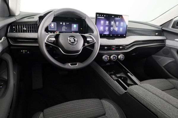 Škoda Superb Combi First Edition 1.5 MHEV 150 pk TSI e | Navigatie | Parkeercamera | Verwarmbare voorstoelen en achterbank | 18 inch Lichtmetalen velgen | Verlengde garantie