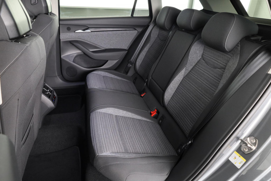 Škoda Superb Combi First Edition 1.5 MHEV 150 pk TSI e | Navigatie | Parkeercamera | Verwarmbare voorstoelen en achterbank | 18 inch Lichtmetalen velgen | Verlengde garantie