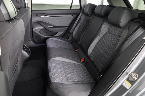 Škoda Superb Combi First Edition 1.5 MHEV 150 pk TSI e | Navigatie | Parkeercamera | Verwarmbare voorstoelen en achterbank | 18 inch Lichtmetalen velgen | Verlengde garantie