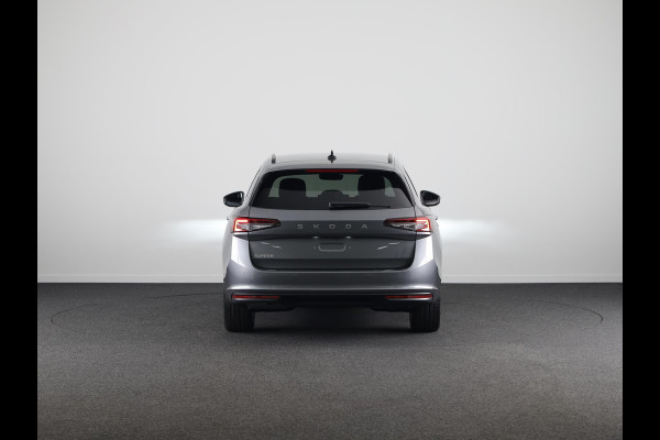 Škoda Superb Combi First Edition 1.5 MHEV 150 pk TSI e | Navigatie | Parkeercamera | Verwarmbare voorstoelen en achterbank | 18 inch Lichtmetalen velgen | Verlengde garantie