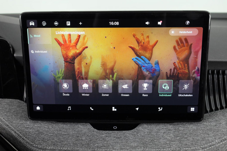 Škoda Superb Combi First Edition 1.5 MHEV 150 pk TSI e | Navigatie | Parkeercamera | Verwarmbare voorstoelen en achterbank | 18 inch Lichtmetalen velgen | Verlengde garantie