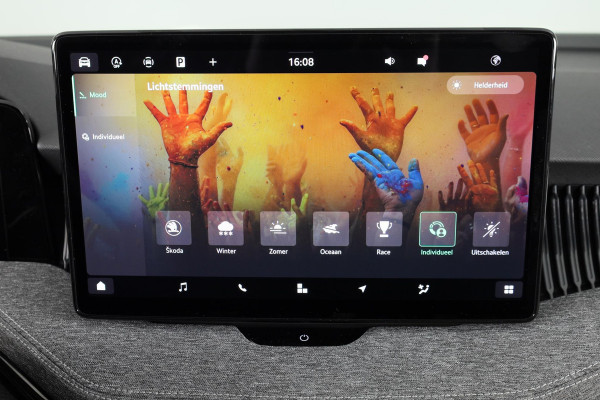 Škoda Superb Combi First Edition 1.5 MHEV 150 pk TSI e | Navigatie | Parkeercamera | Verwarmbare voorstoelen en achterbank | 18 inch Lichtmetalen velgen | Verlengde garantie