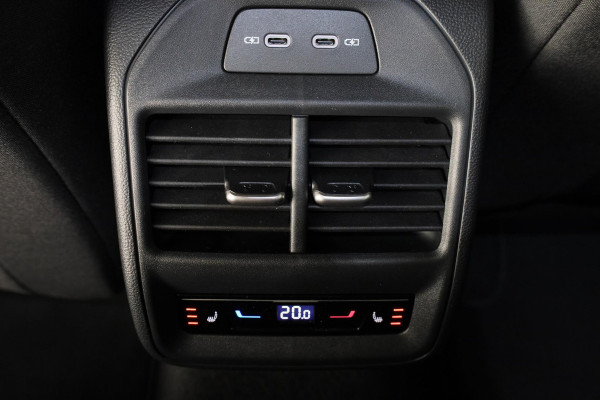 Škoda Superb Combi First Edition 1.5 MHEV 150 pk TSI e | Navigatie | Parkeercamera | Verwarmbare voorstoelen en achterbank | 18 inch Lichtmetalen velgen | Verlengde garantie