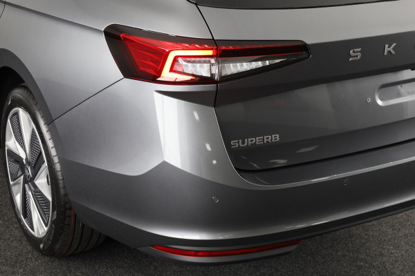 Škoda Superb Combi First Edition 1.5 MHEV 150 pk TSI e | Navigatie | Parkeercamera | Verwarmbare voorstoelen en achterbank | 18 inch Lichtmetalen velgen | Verlengde garantie