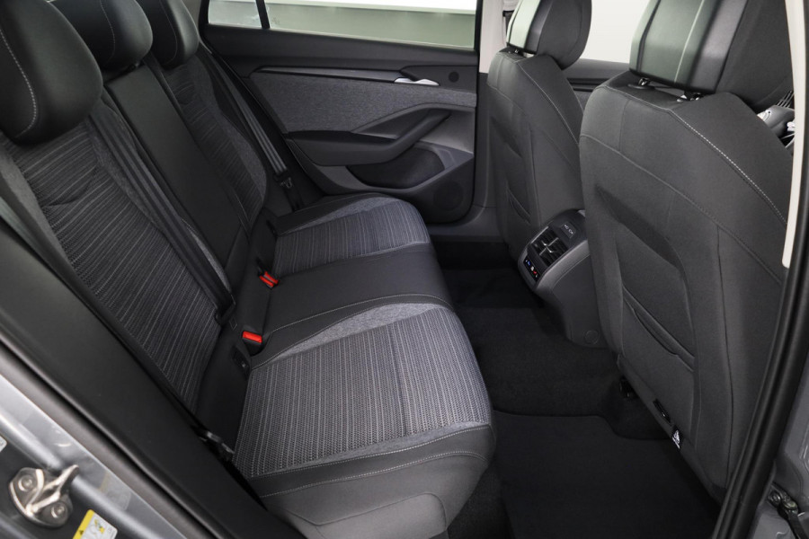 Škoda Superb Combi First Edition 1.5 MHEV 150 pk TSI e | Navigatie | Parkeercamera | Verwarmbare voorstoelen en achterbank | 18 inch Lichtmetalen velgen | Verlengde garantie