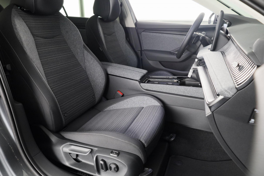 Škoda Superb Combi First Edition 1.5 MHEV 150 pk TSI e | Navigatie | Parkeercamera | Verwarmbare voorstoelen en achterbank | 18 inch Lichtmetalen velgen | Verlengde garantie