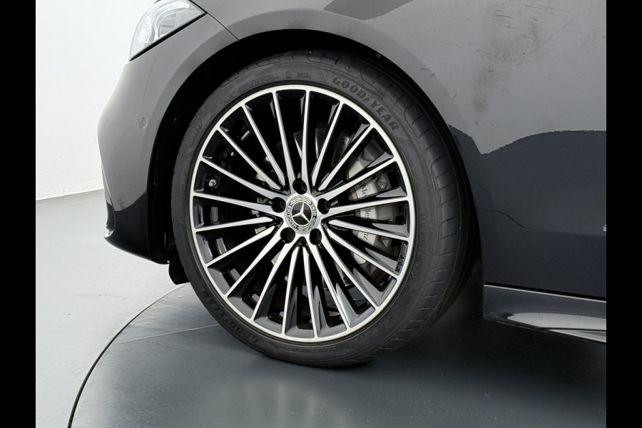 Mercedes-Benz C-Klasse 200 AMG // Panoramadak // Trekhaak // Carplay // Camera // Nightpakket // Alarm // 19 inch // Sfeerverlichting