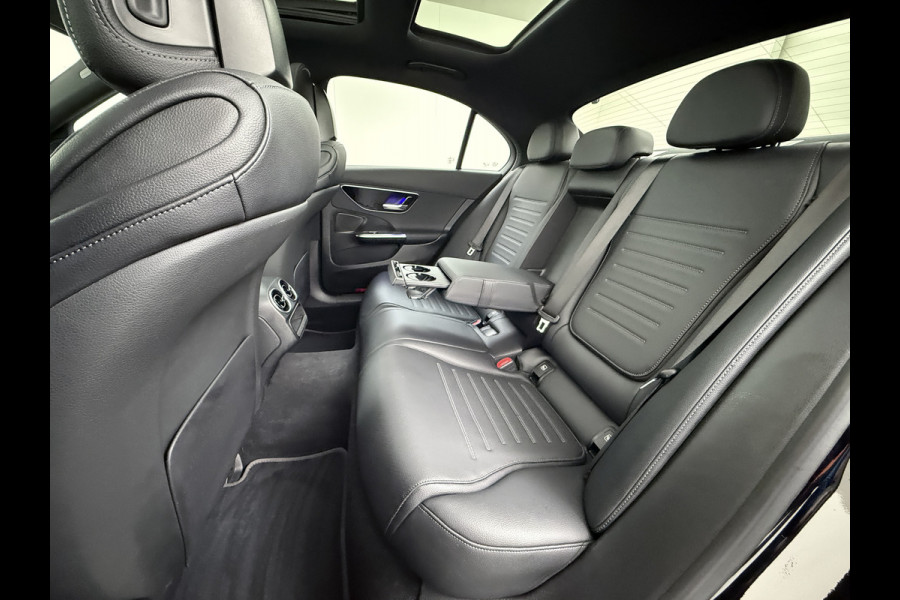 Mercedes-Benz C-Klasse 200 AMG // Panoramadak // Trekhaak // Carplay // Camera // Nightpakket // Alarm // 19 inch // Sfeerverlichting