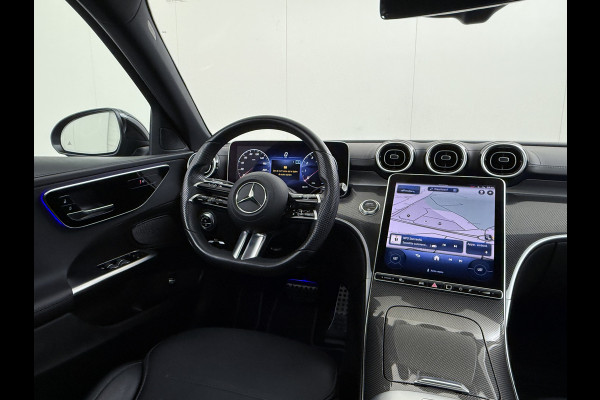 Mercedes-Benz C-Klasse 200 AMG // Panoramadak // Trekhaak // Carplay // Camera // Nightpakket // Alarm // 19 inch // Sfeerverlichting