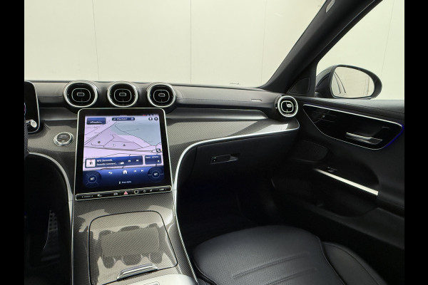 Mercedes-Benz C-Klasse 200 AMG // Panoramadak // Trekhaak // Carplay // Camera // Nightpakket // Alarm // 19 inch // Sfeerverlichting