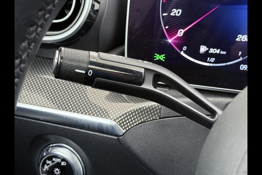 Mercedes-Benz C-Klasse 200 AMG // Panoramadak // Trekhaak // Carplay // Camera // Nightpakket // Alarm // 19 inch // Sfeerverlichting