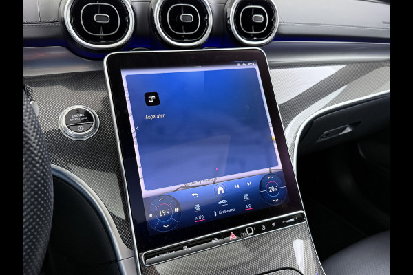Mercedes-Benz C-Klasse 200 AMG // Panoramadak // Trekhaak // Carplay // Camera // Nightpakket // Alarm // 19 inch // Sfeerverlichting