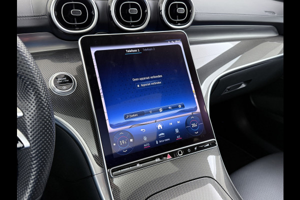 Mercedes-Benz C-Klasse 200 AMG // Panoramadak // Trekhaak // Carplay // Camera // Nightpakket // Alarm // 19 inch // Sfeerverlichting