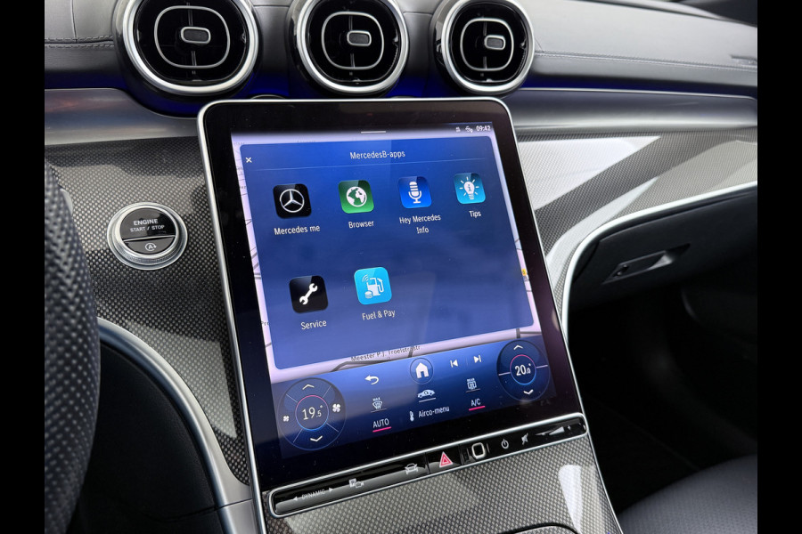 Mercedes-Benz C-Klasse 200 AMG // Panoramadak // Trekhaak // Carplay // Camera // Nightpakket // Alarm // 19 inch // Sfeerverlichting