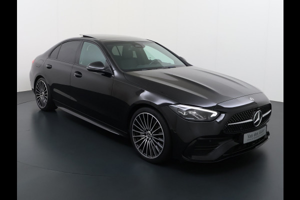 Mercedes-Benz C-Klasse 200 AMG // Panoramadak // Trekhaak // Carplay // Camera // Nightpakket // Alarm // 19 inch // Sfeerverlichting