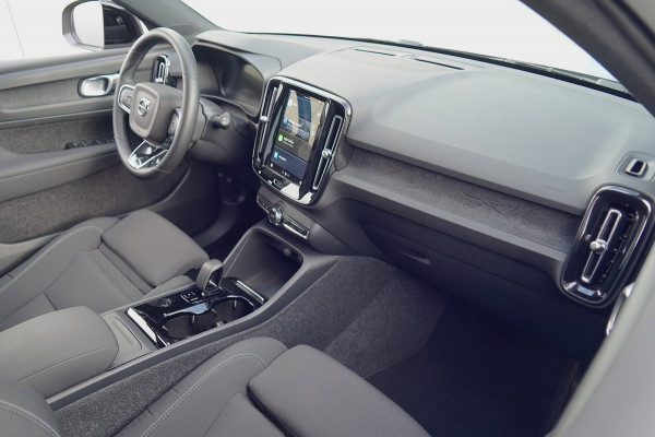 Volvo XC40 Single Motor Essential 69 kWh / 31dkm NAP / Elek. Trekhaak / Camera / Carplay / NL-Auto