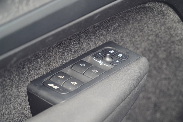 Volvo XC40 Single Motor Essential 69 kWh / 31dkm NAP / Elek. Trekhaak / Camera / Carplay / NL-Auto