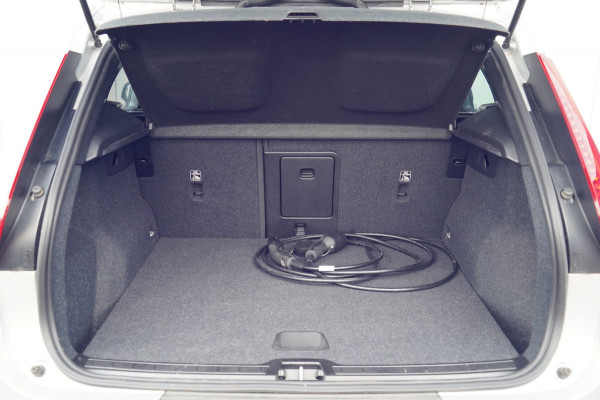 Volvo XC40 Single Motor Essential 69 kWh / 31dkm NAP / Elek. Trekhaak / Camera / Carplay / NL-Auto