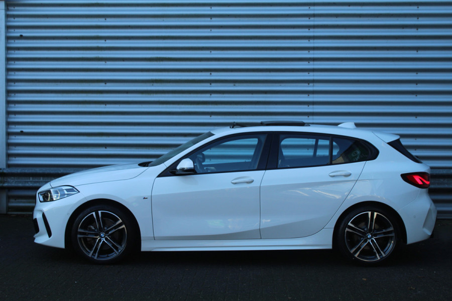 BMW 1-serie 118i 141pk High Executive Edition M-Sport AUTOMAAT Panoramadak NL-Auto NAP Clima Cruise Navi Camera Leder El. Klep 18"LMV