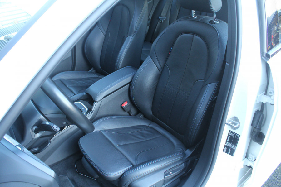 BMW 1-serie 118i 141pk High Executive Edition M-Sport AUTOMAAT Panoramadak NL-Auto NAP Clima Cruise Navi Camera Leder El. Klep 18"LMV