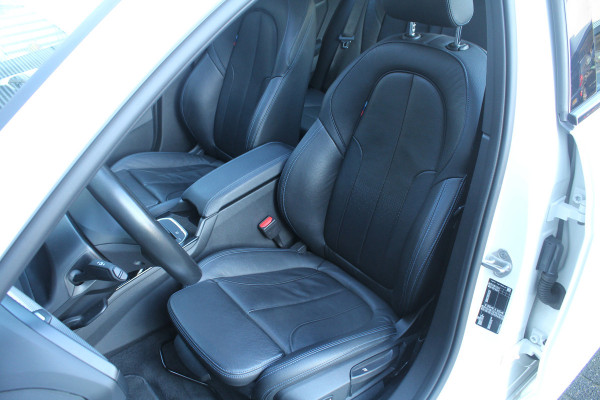 BMW 1-serie 118i 141pk High Executive Edition M-Sport AUTOMAAT Panoramadak NL-Auto NAP Clima Cruise Navi Camera Leder El. Klep 18"LMV