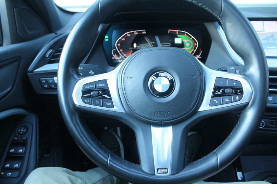 BMW 1-serie 118i 141pk High Executive Edition M-Sport AUTOMAAT Panoramadak NL-Auto NAP Clima Cruise Navi Camera Leder El. Klep 18"LMV